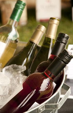 Branco, rosé ou do tipo espumante, vinhos combinam com petiscos típicos do verão Foto: Shutterstock