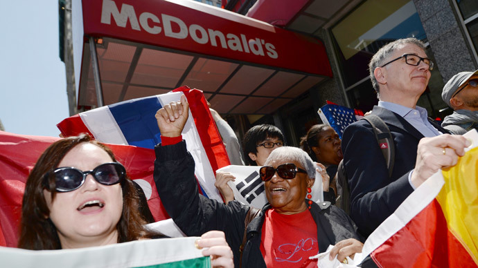Fast-food workers from around the world stage a protest in front of a McDonald's restaurant, campaigning for higher pay, in New York, May 7, 2014. (AFP Photo / Emmanuel Dunand) 