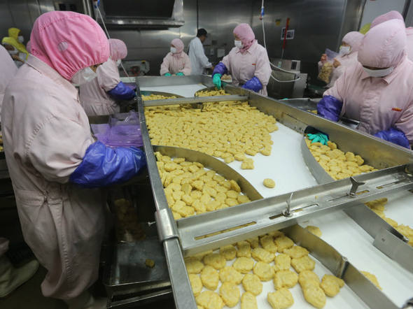 Empregados trabalham em empresa que fornece carne para redes de fast food, na China