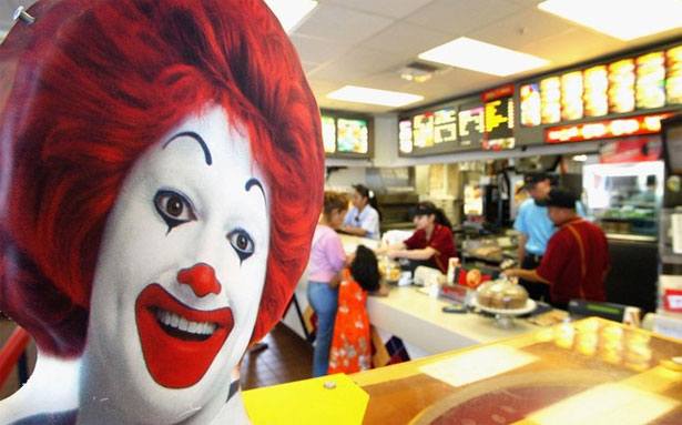 ONGs enviaram carta ao presidente do Mcdonald's pedindo que o personagem Ronald McDonald não faça visitas em escolas. Foto: Getty Images